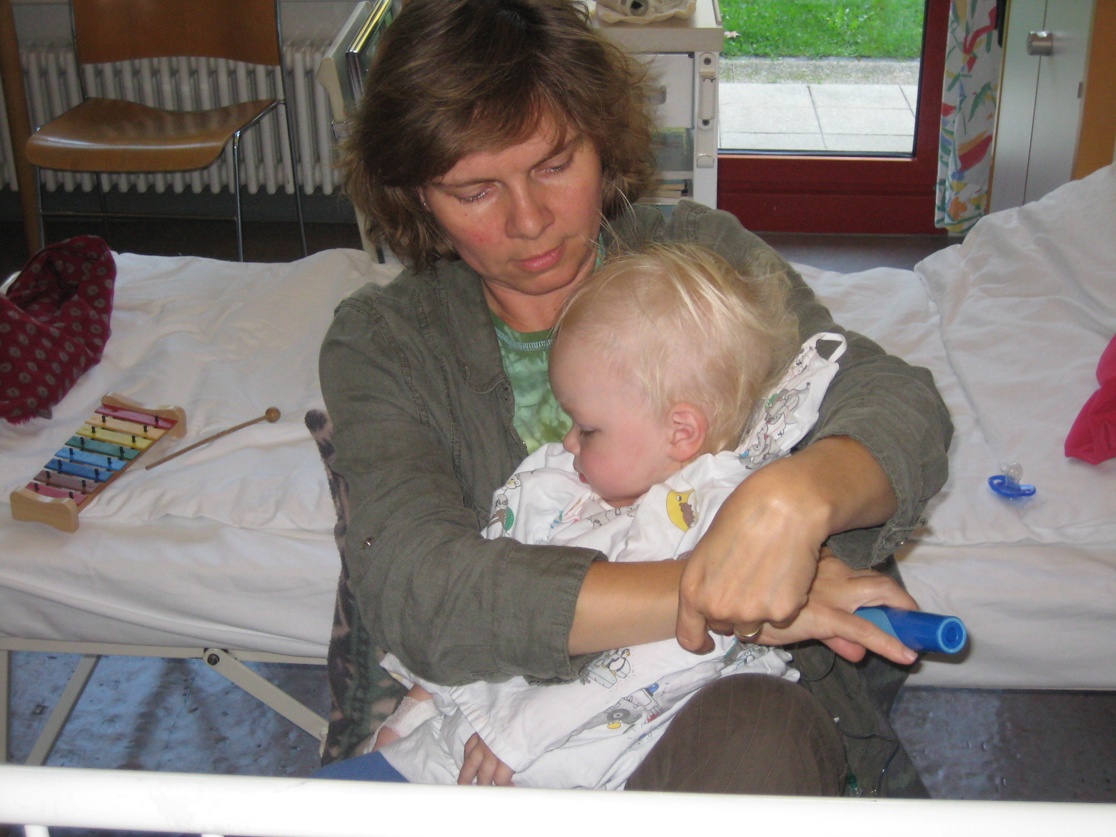 Maminka poklepava Vitkovy plice